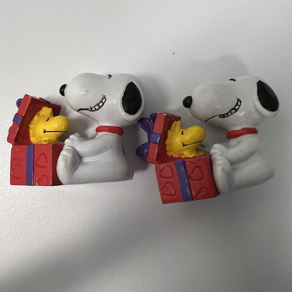 Vintage PVC Two Snoopy & Woodstock In A Present Figure United Feature Syndicate